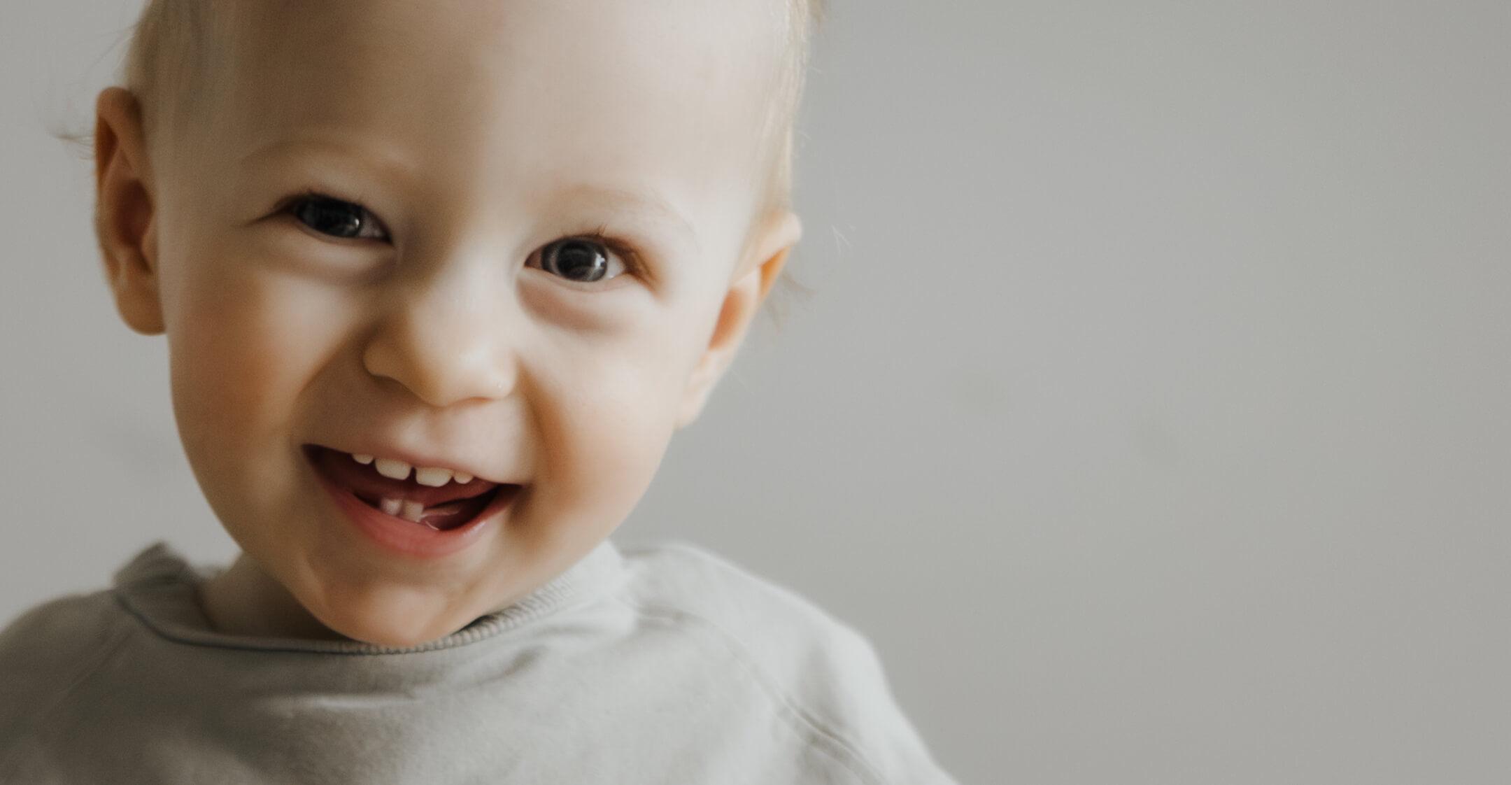 Goldiges Lachen beim Indoor Kinder Shooting in unserem Studio in Niederuzwil