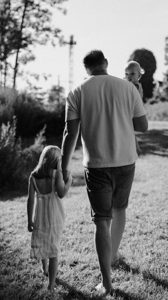 Emotionale Familienbilder in der Natur der Ostschweiz