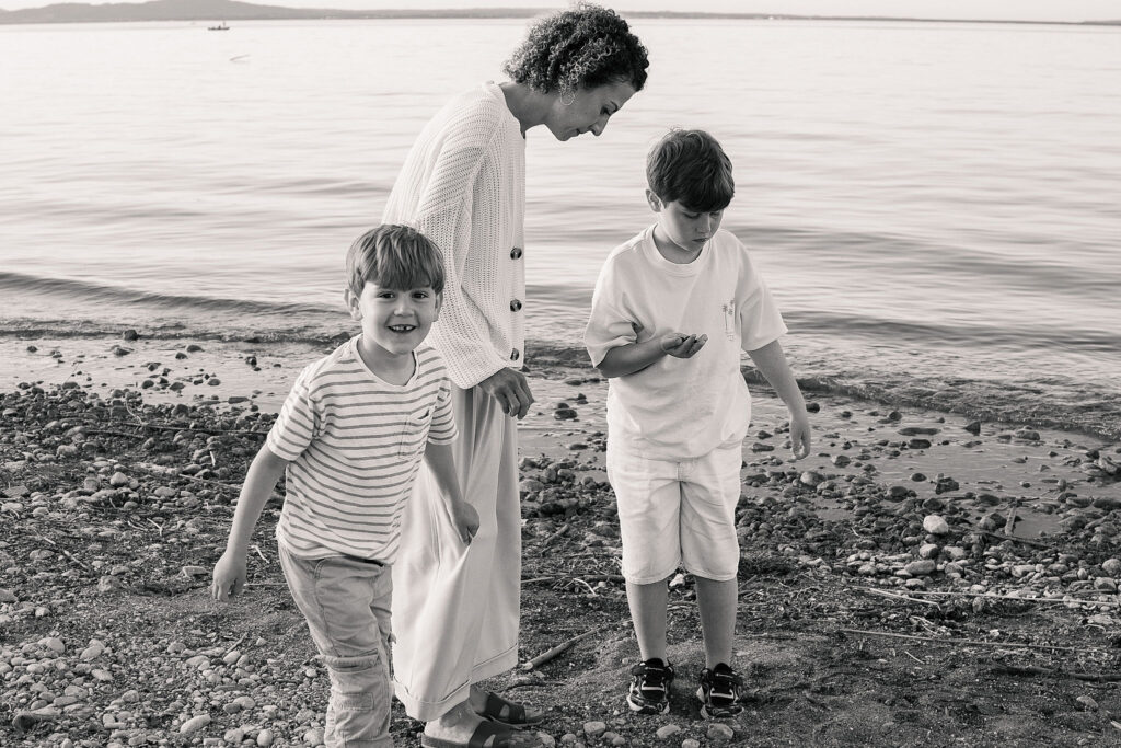 Familienfotografin Ostschweiz: Familie lacht gemeinsam in der Natur 