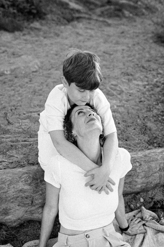 Mama hält ihren Sohn im Arm, emotionales Schwarzweiss Foto, Fotografin Uzwil